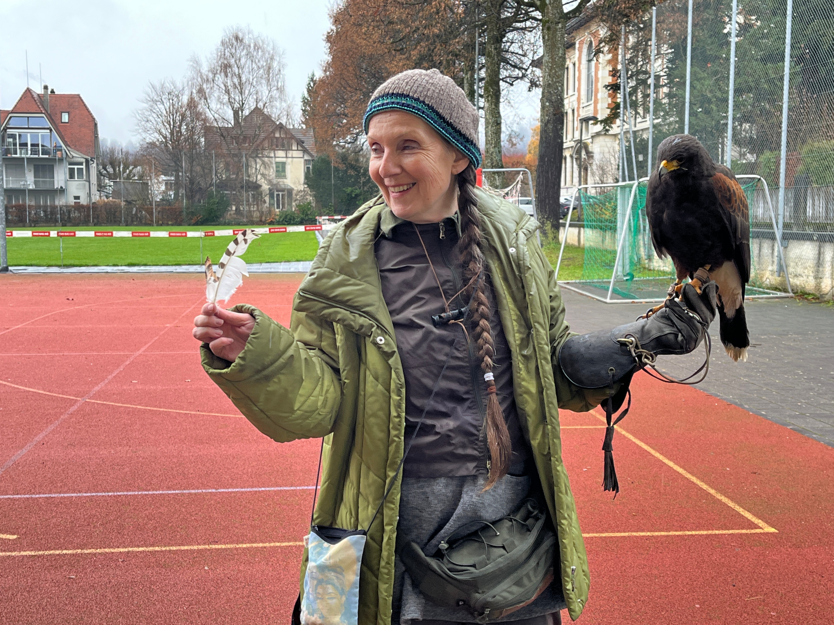 Falknerin mit Pfeife