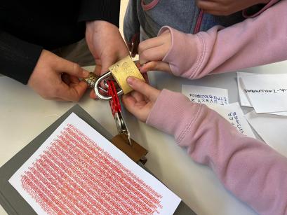 Lederband mit drei Schlössern